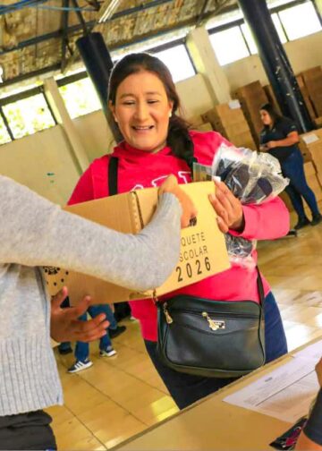 Centro Escolar García Flamenco recibe paquetes escolares en Santa Tecla