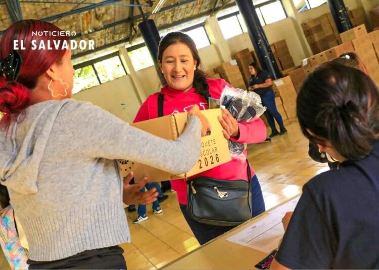 Centro Escolar García Flamenco recibe paquetes escolares en Santa Tecla