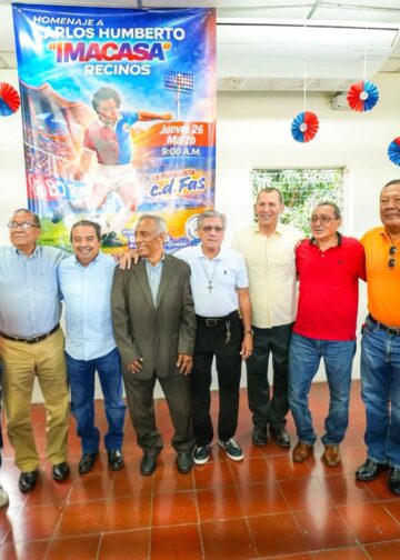 Carlos Humberto “IMACASA” Recinos recibe reconocimiento en vida por su legado en el fútbol salvadoreño