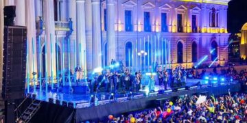 Los Hermanos Flores hacen vibrar el Centro Histórico de San Salvador con su concierto gratuito antes de Coachella 2026