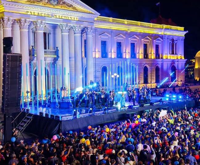 Los Hermanos Flores hacen vibrar el Centro Histórico de San Salvador con su concierto gratuito antes de Coachella 2026