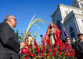 Fieles católicos recorren el Centro Histórico en la procesión de Domingo de Ramos
