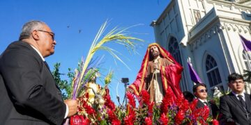 Fieles católicos recorren el Centro Histórico en la procesión de Domingo de Ramos