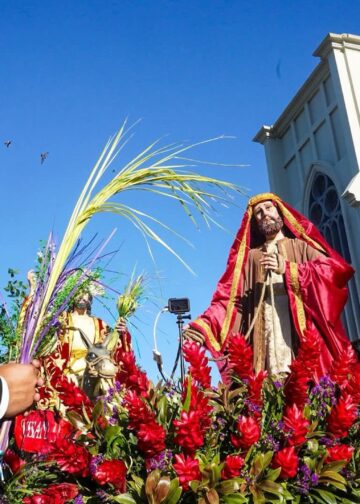 Fieles católicos recorren el Centro Histórico en la procesión de Domingo de Ramos