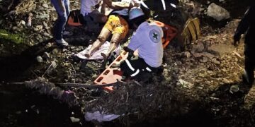 Mujer de 70 años es rescatada tras caer en poza de Hacienda San Cayetano