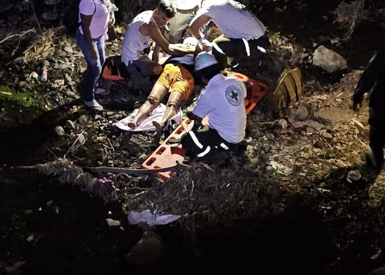 Mujer de 70 años es rescatada tras caer en poza de Hacienda San Cayetano