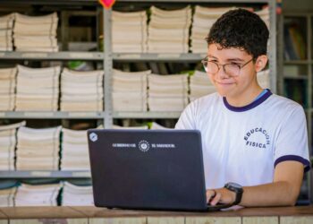 Gobierno de Nayib Bukele sigue entregando laptops, uniformes y útiles a estudiantes de bachillerato