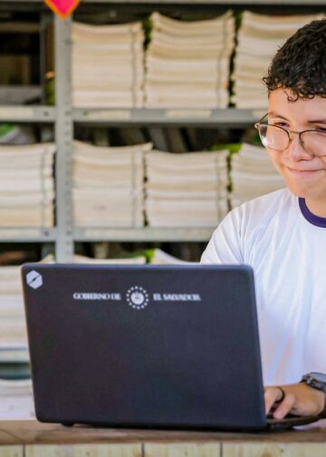 Gobierno de Nayib Bukele sigue entregando laptops, uniformes y útiles a estudiantes de bachillerato