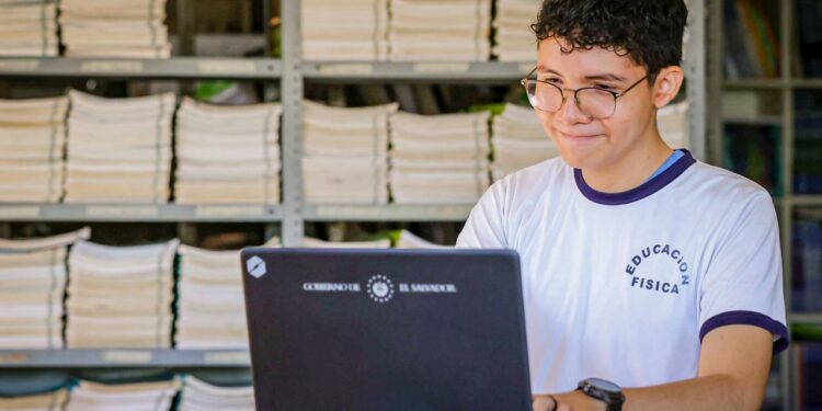 Gobierno de Nayib Bukele sigue entregando laptops, uniformes y útiles a estudiantes de bachillerato