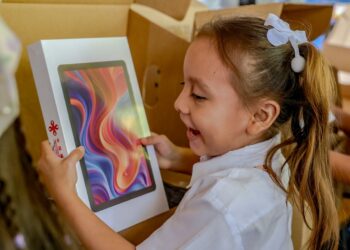 Estudiantes siguen recibiendo paquetes escolares con tecnología