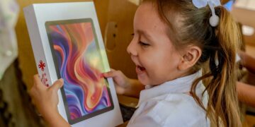 Estudiantes siguen recibiendo paquetes escolares con tecnología
