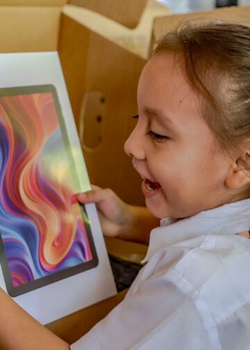 Estudiantes siguen recibiendo paquetes escolares con tecnología