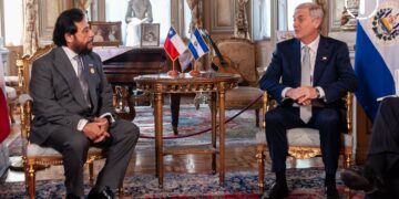 Vicepresidente de El Salvador sostiene encuentro con Presidente electo de Chile durante actos de investidura