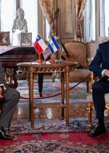 Vicepresidente de El Salvador sostiene encuentro con Presidente electo de Chile durante actos de investidura