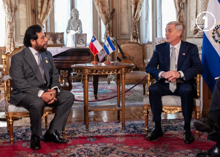 Vicepresidente de El Salvador sostiene encuentro con Presidente electo de Chile durante actos de investidura