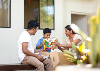 Estudiantes del Centro Escolar Caserío Comunidad Tecpán reciben paquetes escolares
