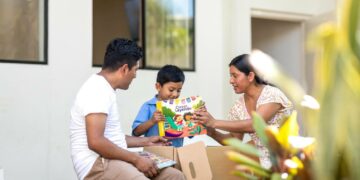 Estudiantes del Centro Escolar Caserío Comunidad Tecpán reciben paquetes escolares