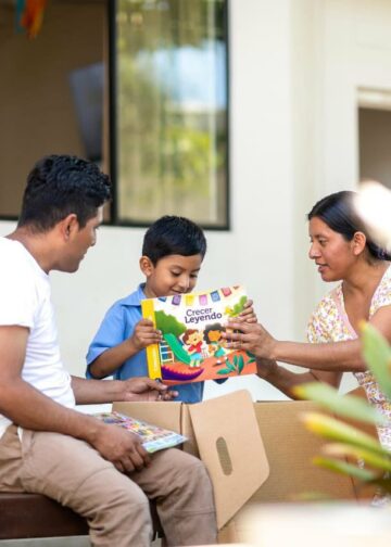 Estudiantes del Centro Escolar Caserío Comunidad Tecpán reciben paquetes escolares