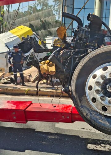 Tragedia vial en San Salvador: Rastra pierde el control, vuelca e impacta pick up en bulevar Los Próceres