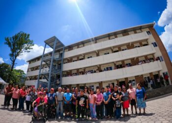 Michelle Sol entrega 80 apartamentos dignos a familias de zonas de alto riesgo en San Salvador