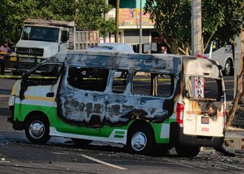 Ataque armado e incendio de microbús deja un muerto y seis heridos en Acapulco