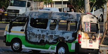 Ataque armado e incendio de microbús deja un muerto y seis heridos en Acapulco