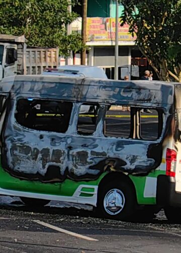 Ataque armado e incendio de microbús deja un muerto y seis heridos en Acapulco