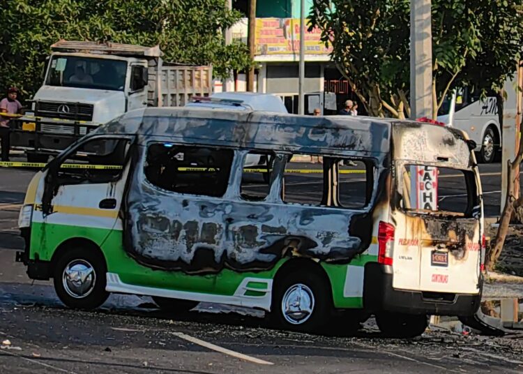 Ataque armado e incendio de microbús deja un muerto y seis heridos en Acapulco