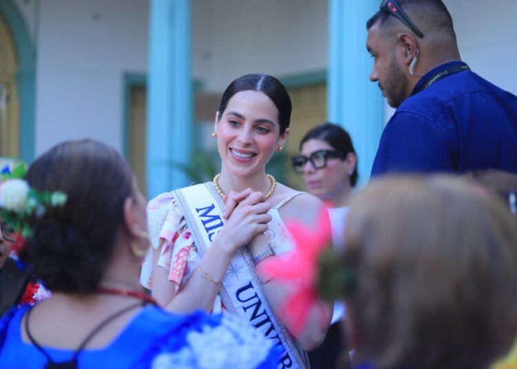 Miss Universo 2025 Fátima Bosch visita El Salvador
