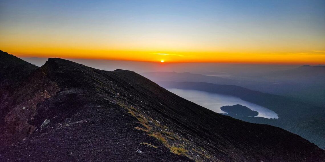 El montañismo gana popularidad entre turistas durante la Semana Santa