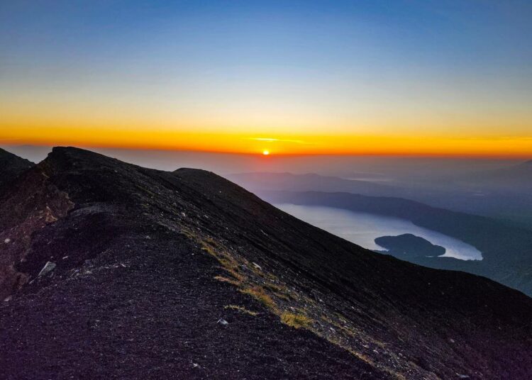 El montañismo gana popularidad entre turistas durante la Semana Santa