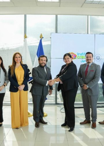 El Salvador apuesta por una gestión pública más eficiente y humana con nueva cooperación entre ESIAP y Crecer Juntos