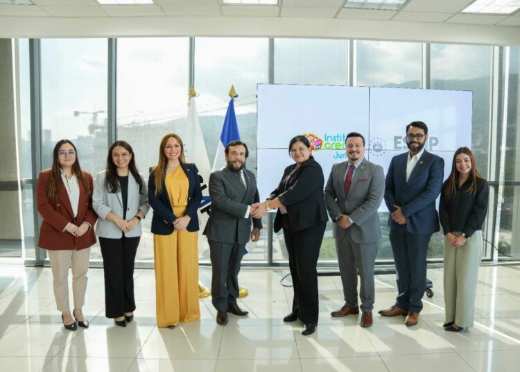 El Salvador apuesta por una gestión pública más eficiente y humana con nueva cooperación entre ESIAP y Crecer Juntos