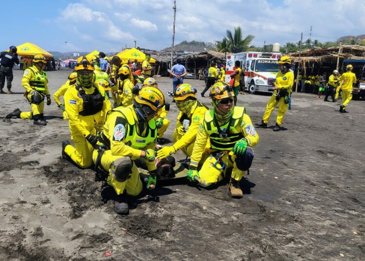 Simulacro de rescate reúne a más de 200 socorristas en playa el majahual
