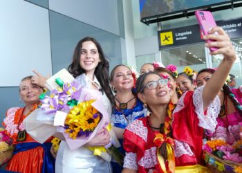 Miss Universo llega a El Salvador y participa en actividades sociales en Santa Tecla