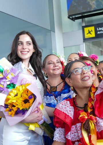 Miss Universo llega a El Salvador y participa en actividades sociales en Santa Tecla