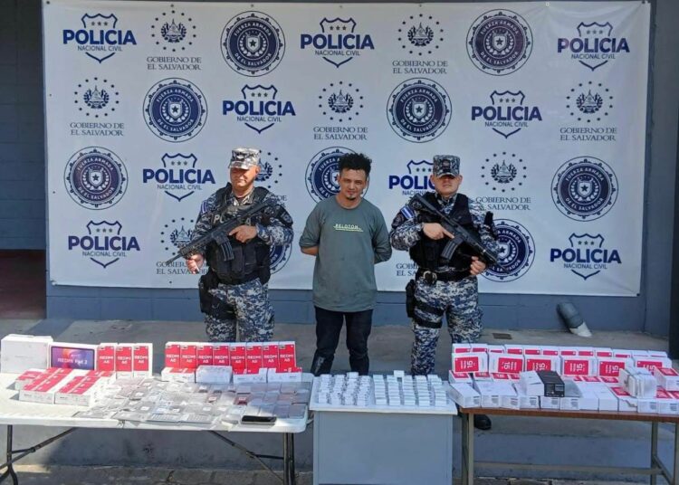 Capturan a hombre por hurtar decenas de celulares en centro comercial de Soyapango