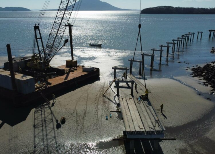 Avanza construcción de muelle para la pesca en isla Zacatillo