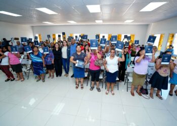 Gobierno entrega escrituras a familias de Onofre Durán en Ahuachapán Centro