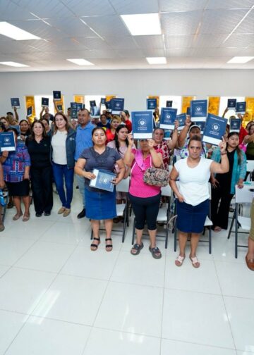 Gobierno entrega escrituras a familias de Onofre Durán en Ahuachapán Centro