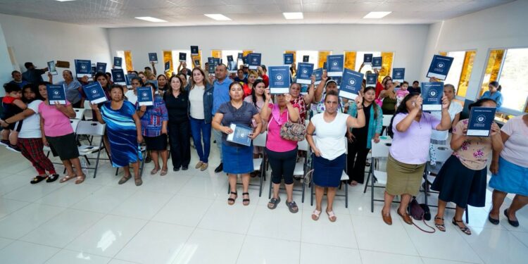 Gobierno entrega escrituras a familias de Onofre Durán en Ahuachapán Centro