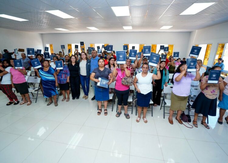 Gobierno entrega escrituras a familias de Onofre Durán en Ahuachapán Centro