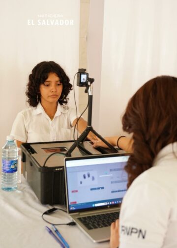 Gobierno impulsa jornadas gratuitas para obtener el DUI por primera vez en Centros Educativos