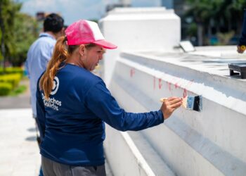 Mujeres de la alcaldía de San Salvador realizan limpieza de actos vandálicos en lugares públicos