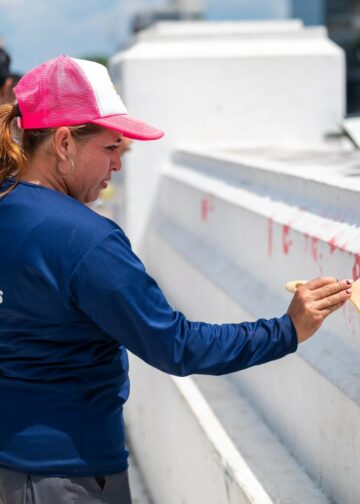 Mujeres de la alcaldía de San Salvador realizan limpieza de actos vandálicos en lugares públicos