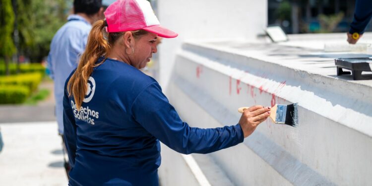 Mujeres de la alcaldía de San Salvador realizan limpieza de actos vandálicos en lugares públicos
