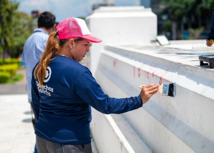 Mujeres de la alcaldía de San Salvador realizan limpieza de actos vandálicos en lugares públicos