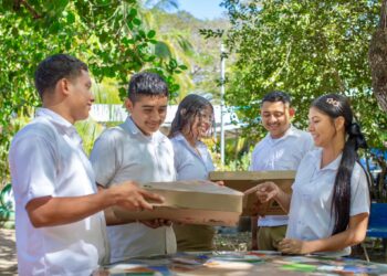 Entregan paquetes escolares a estudiantes del Bajo Lempa en Usulután