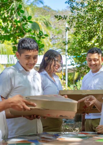 Entregan paquetes escolares a estudiantes del Bajo Lempa en Usulután