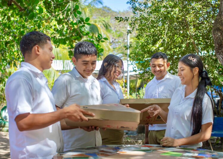 Entregan paquetes escolares a estudiantes del Bajo Lempa en Usulután